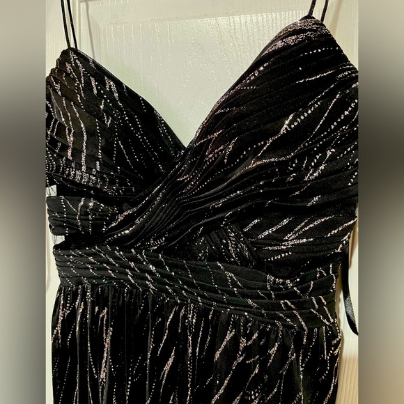 GORGEOUS PROM DRESS!!! Hailey Logan by Adrianna Papell. Size 3/4 - Picture 9 of 11